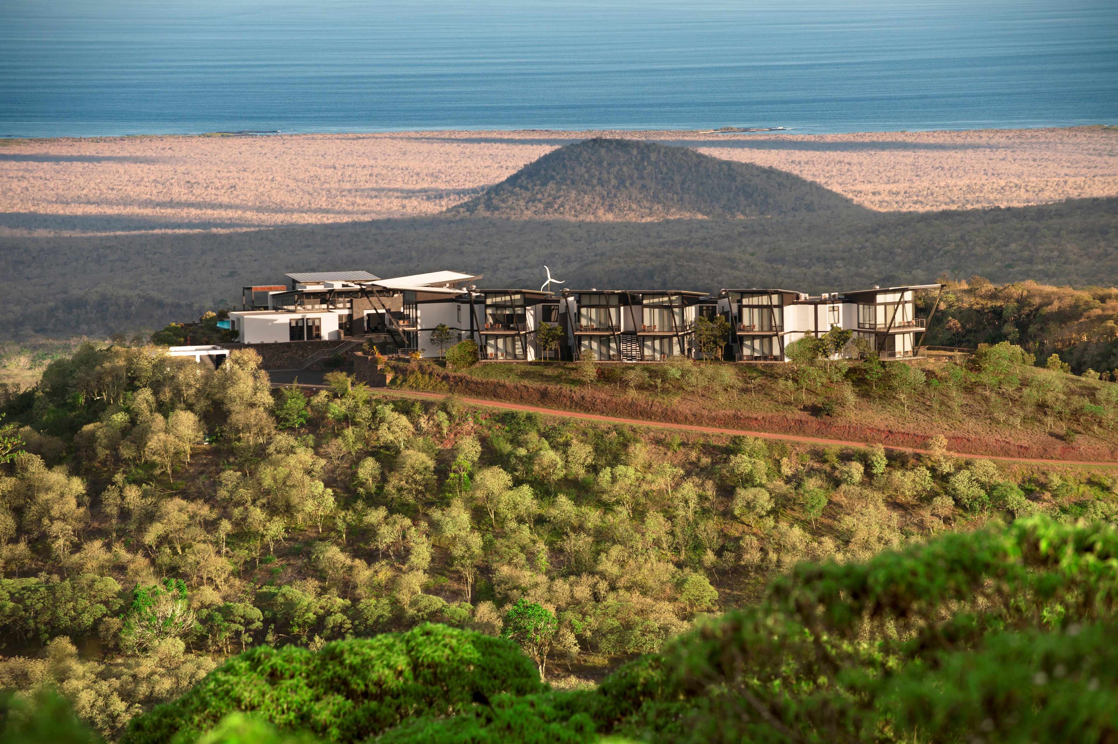 Cargar video: Book with us and experience the best tours with the finest hotels.